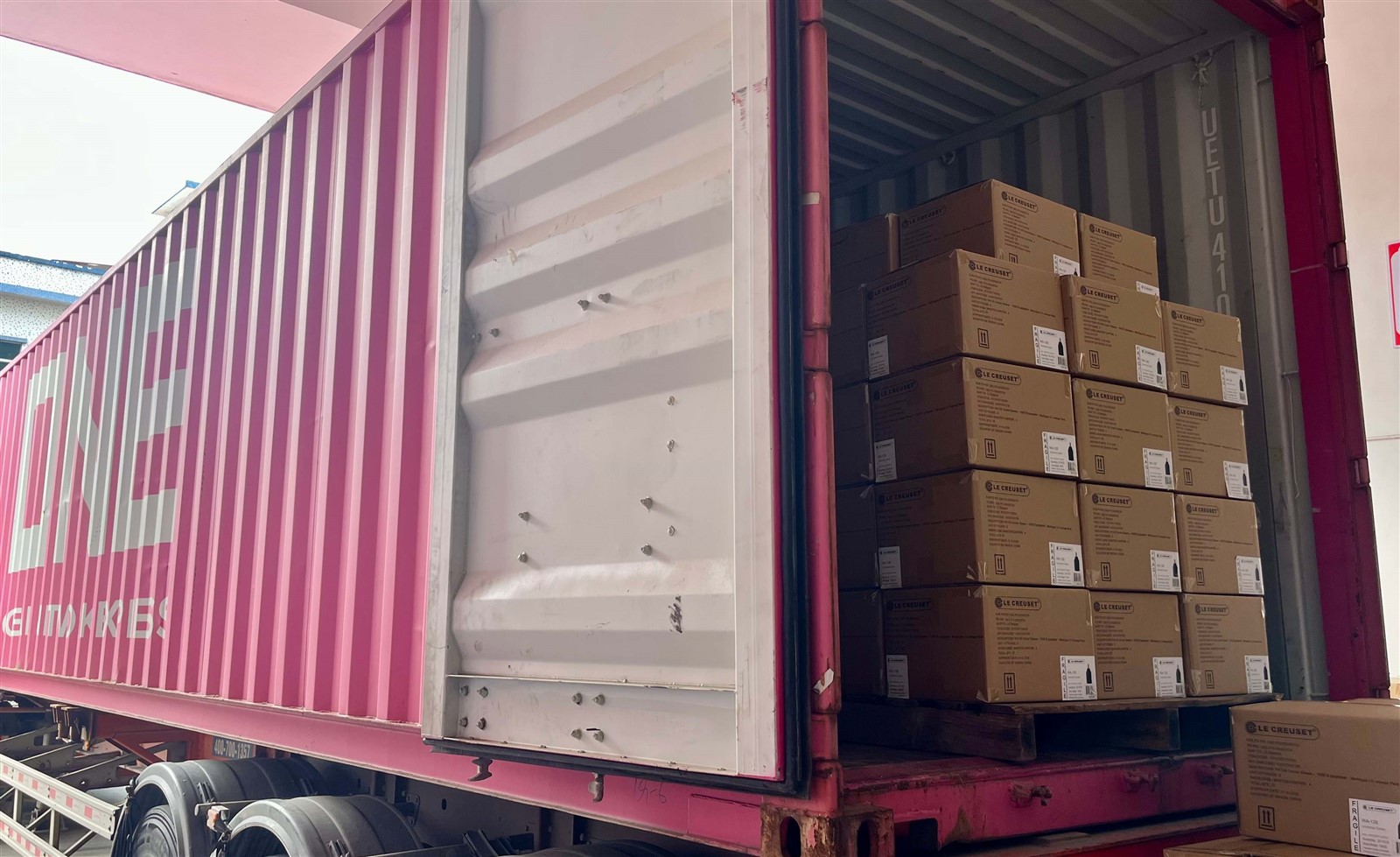 Loading containers Loading containers